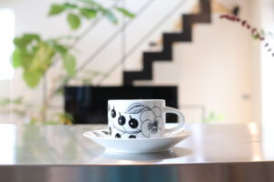 北欧食器、ＡＲＡＢＩＡ（アラビア）のブラックパラティッシが写真映えする。