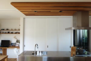 キッチン上部のレッドシダーの天井。