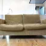 我が家のソファはTRUCK FURNITUREのFKソファ。座れば動けないフカフカさが魅力。