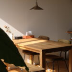 我が家のダイニングテーブルは、ホワイトオーク無垢材で出来たTRUCK FURNITUREのOAK SR TABLE。