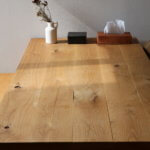 ダイニングテーブルは無垢材が絶対オススメ。永く使うほど良い味が出る。