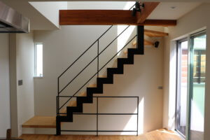 リビングに取り入れたかったスケルトン階段。我が家はスチールのイナズマ階段。