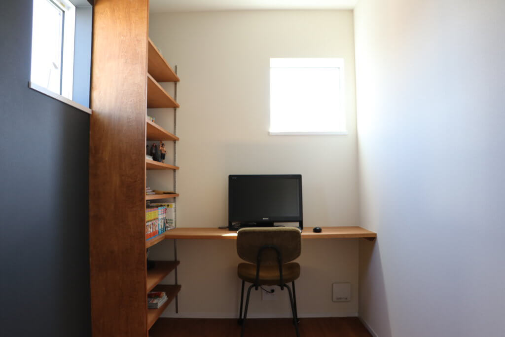 僕の４畳の書斎 造作の本棚と机 ちょっとした拘りをプラス