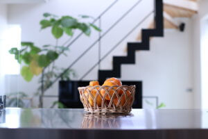 カゴは見せる収納に最適。アンティーク調のアラログ材のバスケットがオススメ。