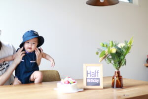 娘のハーフバースデーをお祝いしました。ケーキとお花を添えて。