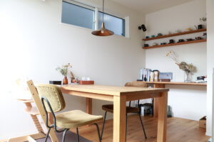 30代夫婦と赤ちゃん、3人家族のダイニングスペース。TRUCK FURNITUREとストッケの家具、flameの照明。