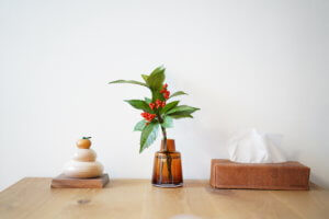 2021年のお正月はハートボックスファクトリーの木製鏡餅と千両をホルムガードフローラに飾って。