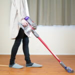 ついに我が家もコードタイプからコードレス掃除機に。ダイソン V8スリムを選びました。