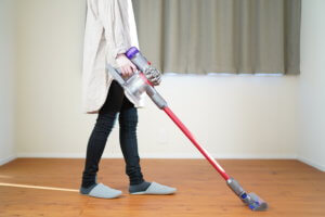 ついに我が家もコードタイプからコードレス掃除機に。ダイソン V８スリムを選びました。