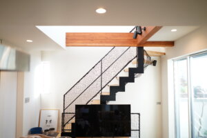 吹き抜け部のスケルトン階段に転落(落下)防止ネットを取り付けました。これで小さな子供がいても安全です。