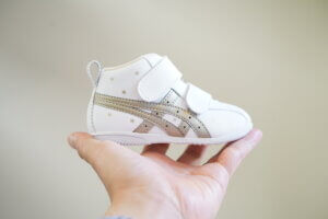 アシックスのファーストシューズを買いました。ニューバランスと悩みましたが‥。