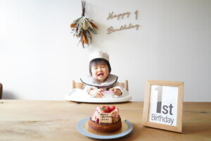 娘の１歳の誕生日をお祝いしました。タワニコのケーキと一升パン、ドライフラワーブーケでお祝いです。