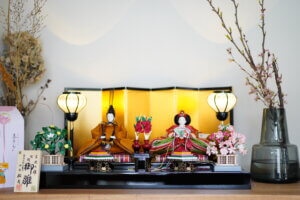 ようやく娘の雛人形を用意できました。小出松寿さんの黄櫨染御袍にしました。