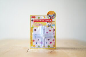 子供の転倒対策。家具の角にダイソーのコーナーガードを付けました。