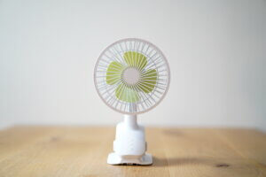 子供用にクリップ式扇風機を購入。yoyoのベビーカーに付けました。