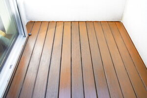 ウッドデッキを自然塗料のリボスで塗装しました。