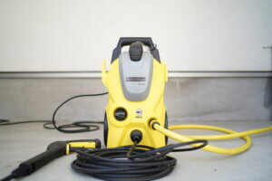 高圧洗浄機、ケルヒャーだけでガレージのコンクリート部分を掃除しました。