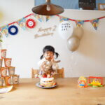 娘の2歳の誕生日をお祝いしました。おさるのジョージの飾り付けと手作りケーキでお祝いです。親はタワニコのケーキで。