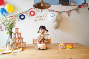 娘の2歳の誕生日をお祝いしました。おさるのジョージの飾り付けと手作りケーキでお祝いです。親はタワニコのケーキで。