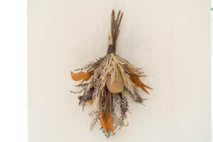 ドライフラワーを壁や花瓶に飾って、インテリアに取り入れよう。