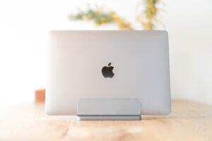 PCスタンドを買いました。Vertical Laptop StandはMacBookとの相性も抜群です。