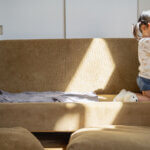 2.5歳児 VS FKソファ(TRUCK FURNITURE)