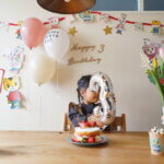 娘の３歳の誕生日をお祝いしました。しまじろうの飾り付けと手作りケーキ、チューリップでお祝い。
