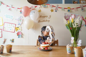 娘の３歳の誕生日をお祝いしました。しまじろうの飾り付けと手作りケーキ、チューリップでお祝い。