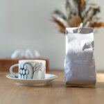 コロンビアの中浅煎りのコーヒーをアラビアのカップで。