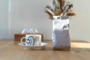 コロンビアの中浅煎りのコーヒーをアラビアのカップで。