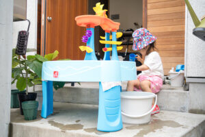 子供の水遊び。ステップ２・ウォーターテーブル。
