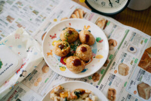 休日の昼ごはん。娘とタコを買って家でたこ焼きを作りました。