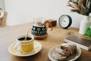 秋のコーヒータイム2023。コーノ式のサーバーとオリガミドリッパー、amuさんのコーヒーコージー。