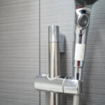 パナソニックのお風呂のシャワーフックが割れたので交換しました。自分で交換するなら1500円ほどで出来ますよ。