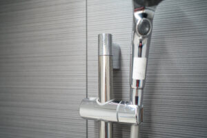 パナソニックのお風呂のシャワーフックが割れたので交換しました。自分で交換するなら1500円ほどで出来ますよ。