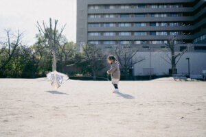 2023年のお正月は3歳の娘と凧上げをしました。