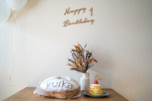 次女の1歳の誕生日をお祝いしました。手作りケーキに一升ベーグル、アンパンマンのブロックラボでお祝いです。