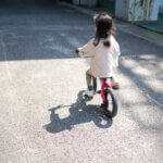 3歳児、へんしんバイクで自転車に挑戦。公園に向かいます。