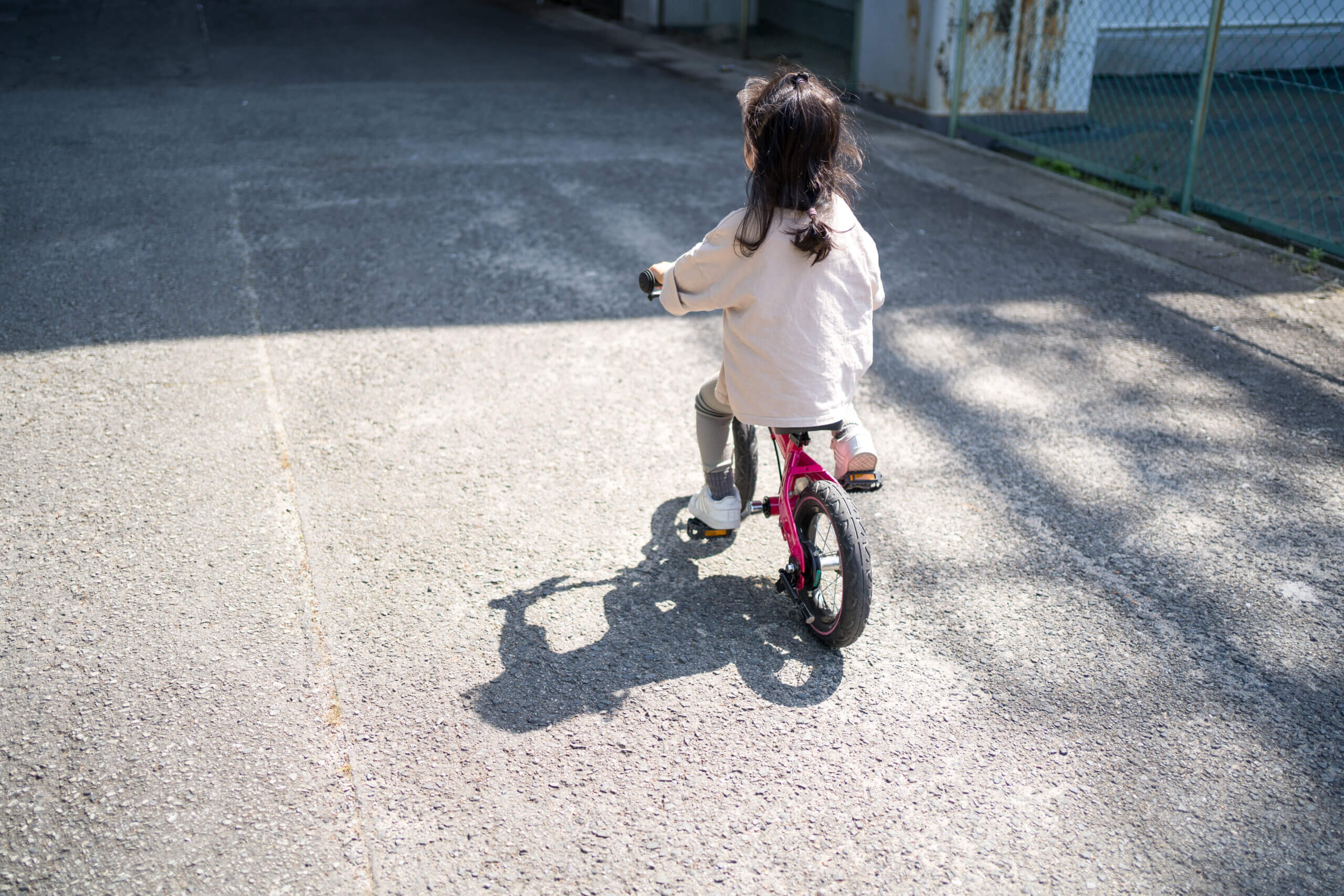 ３歳児、へんしんバイクで自転車に挑戦。公園に向かいます。