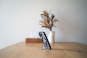 スタンド付きiPhoneケースを買いました。色んな角度で固定できるのが良いです。